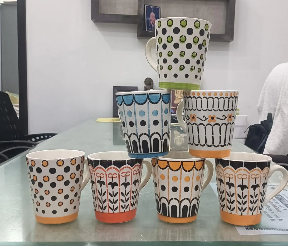 Linha de canecas com estampas geométricas e florais