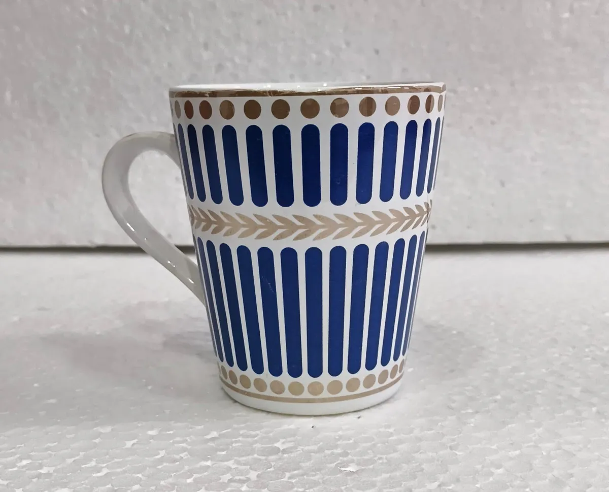 Caneca com listras azuis e bolinhas douradas