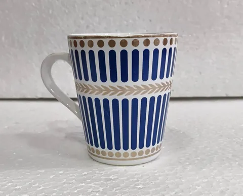 Caneca com listras azuis e bolinhas douradas