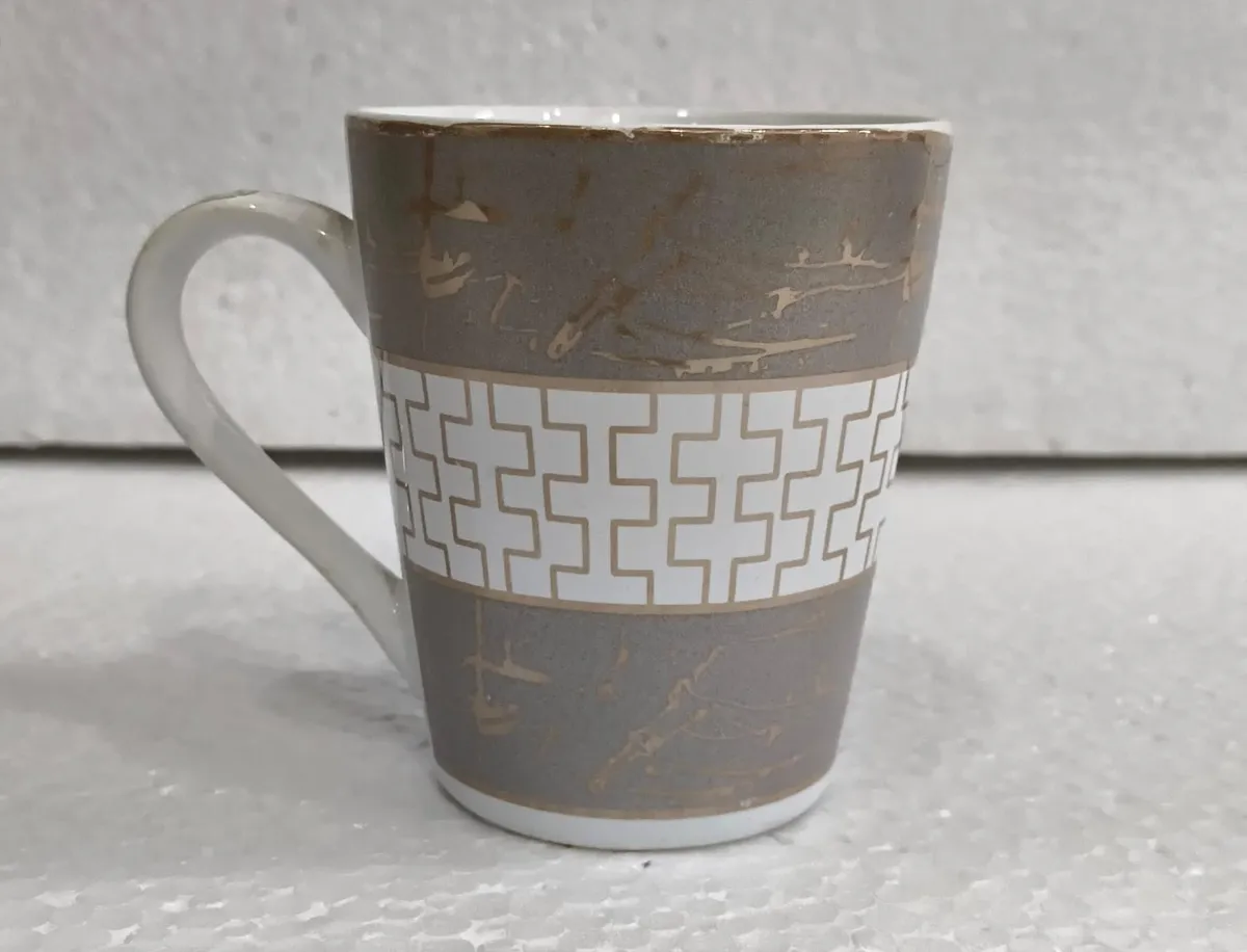 Caneca cinza com faixa grega