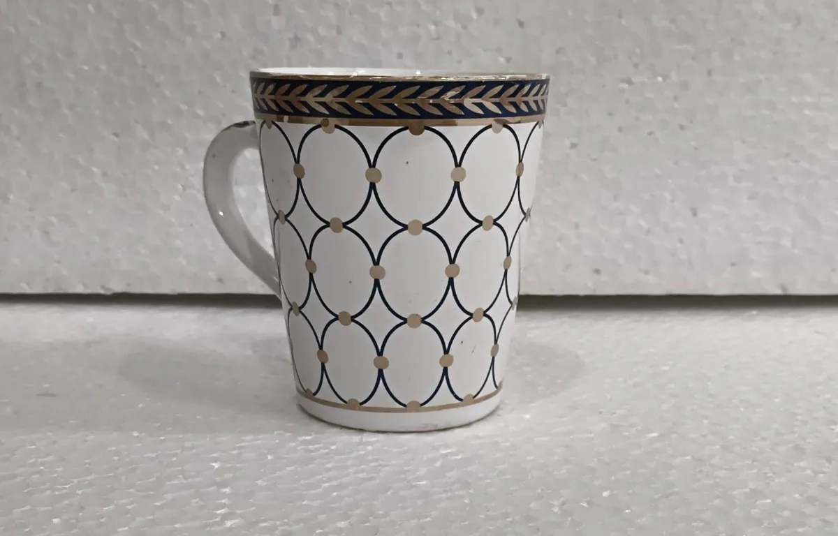 Caneca branca com círculos entrelaçados