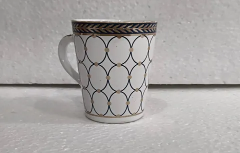 Caneca branca com círculos entrelaçados
