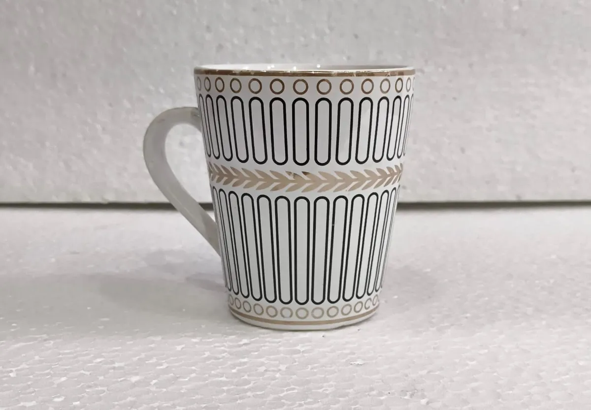 Caneca branca com linhas verticais e arcos