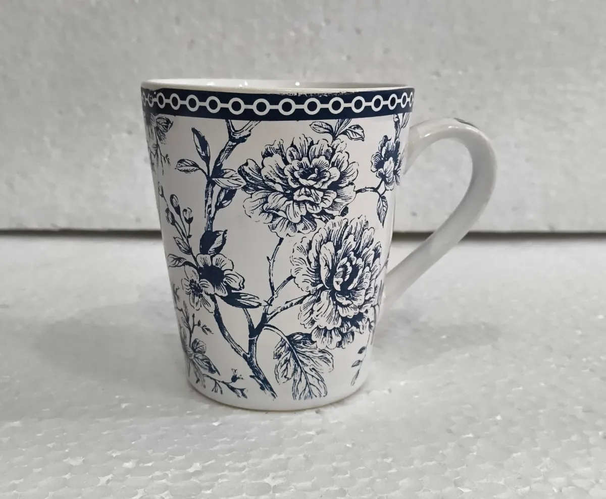 Caneca com floral azul