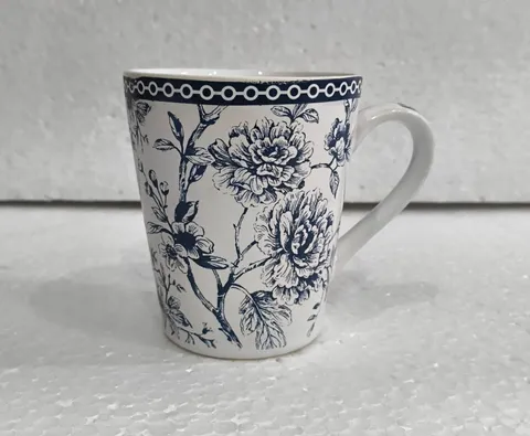 Caneca com floral azul