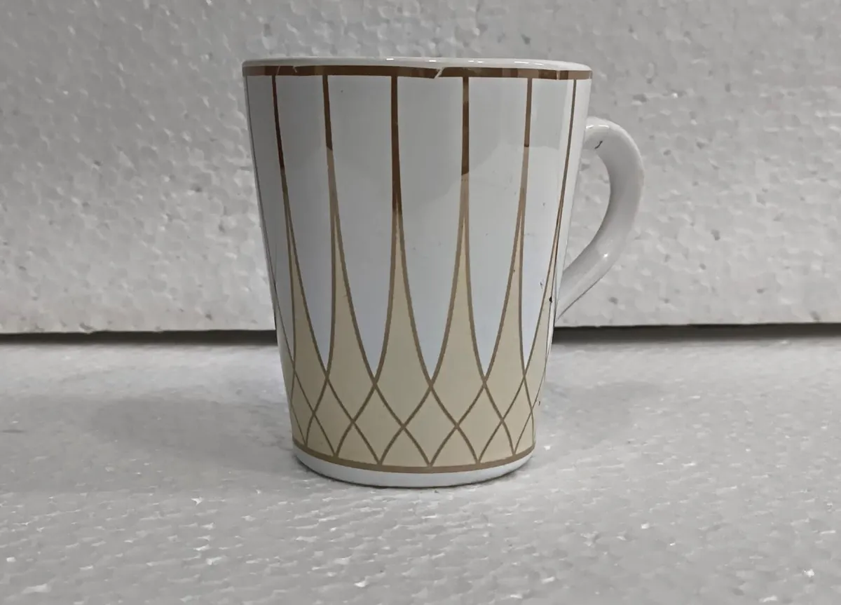 Caneca branca com geométrico dourado