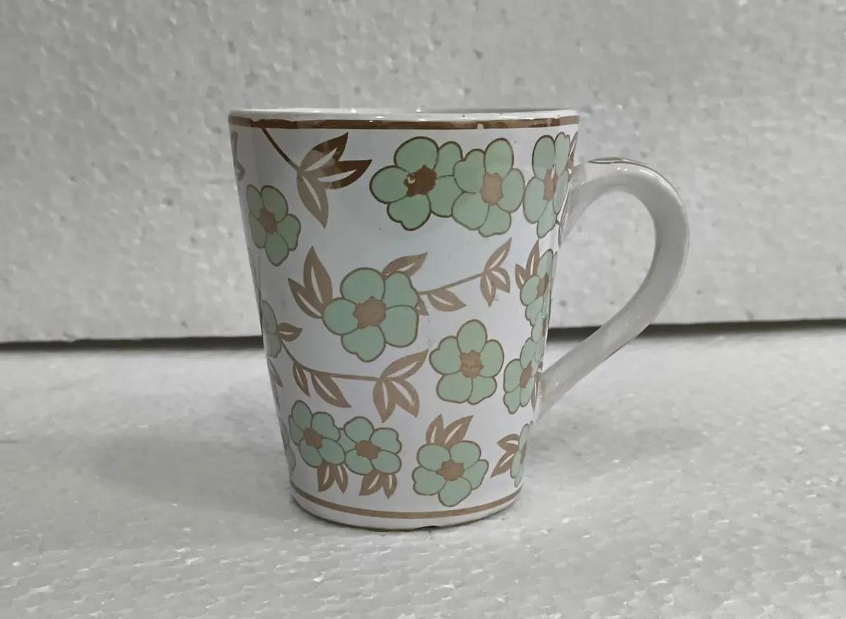 Caneca com floral verde