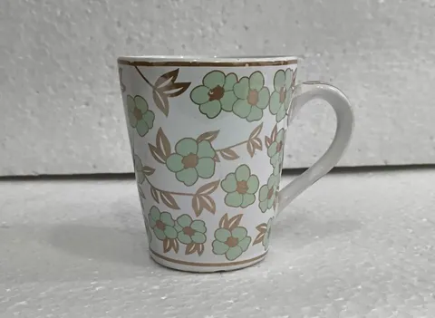 Caneca com floral verde