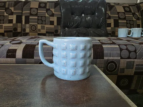 Caneca com bolinhas em relevo azul-claro
