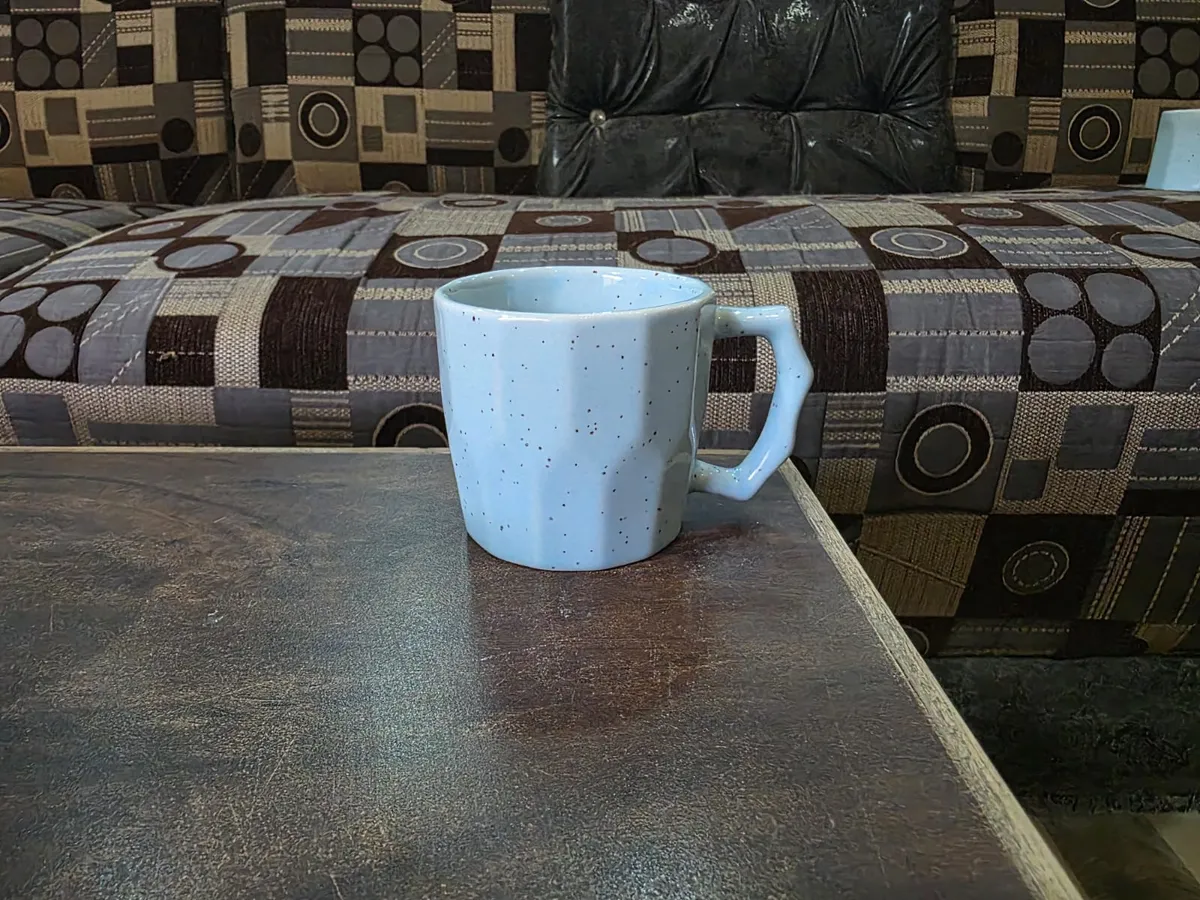 Caneca facetada azul-claro com alça angular