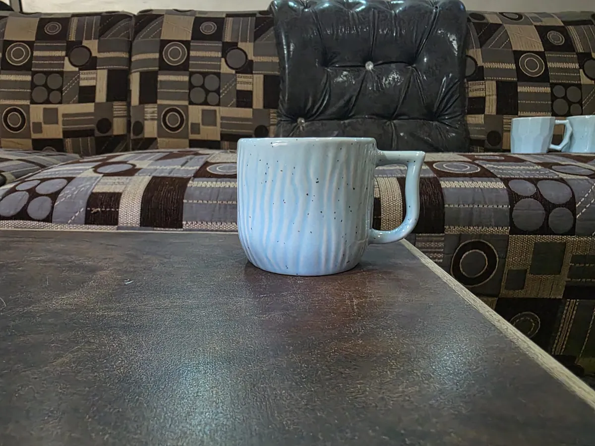 Caneca ondulada azul-claro