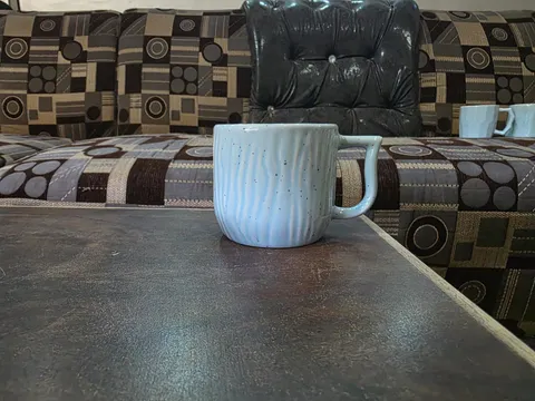 Caneca ondulada azul-claro