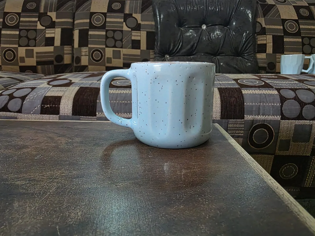 Caneca facetada azul-claro mesclada