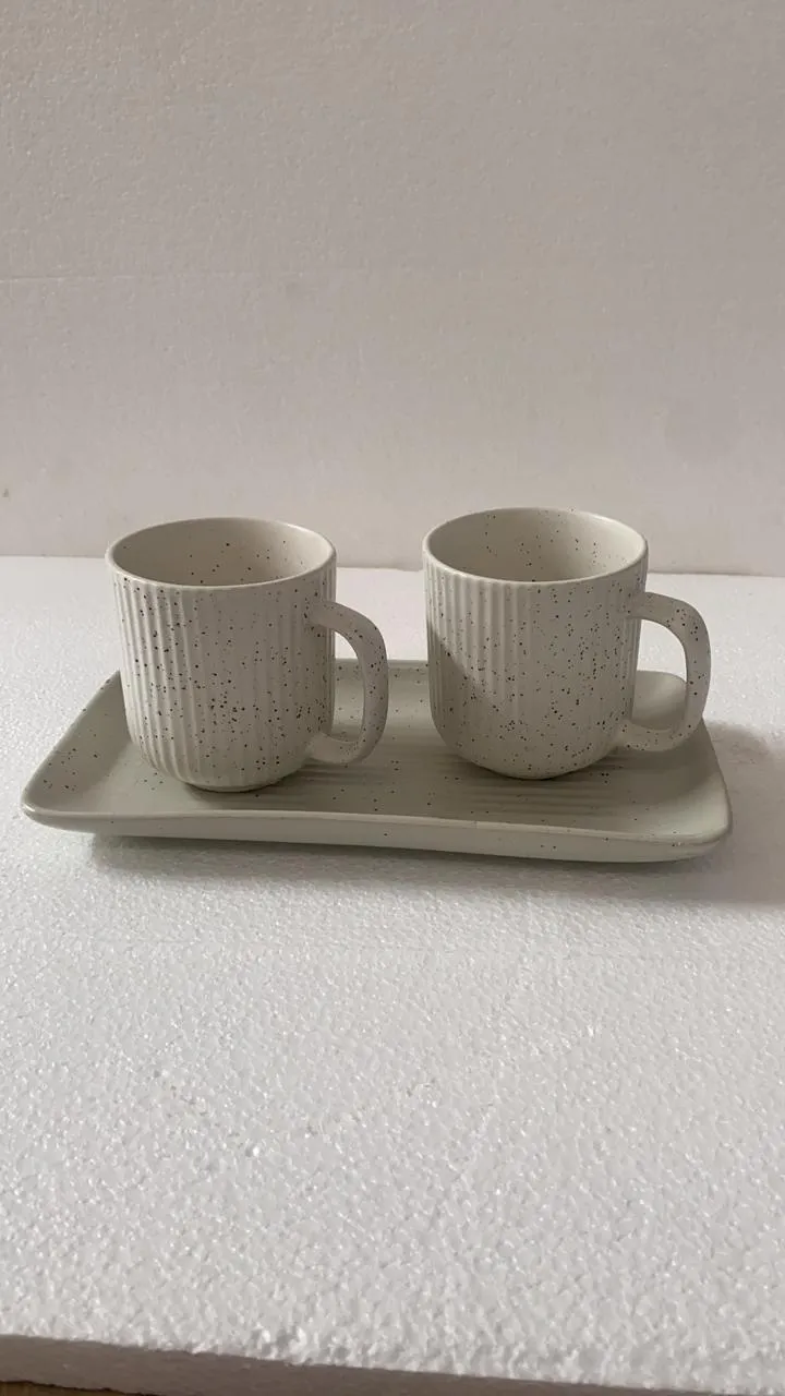 Dupla de canecas texturizadas creme com bandeja