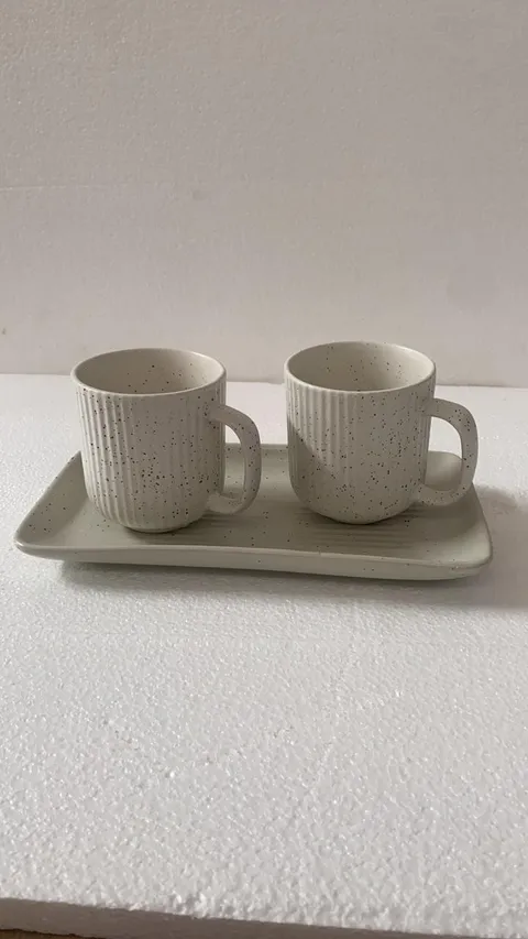 Dupla de canecas texturizadas creme com bandeja