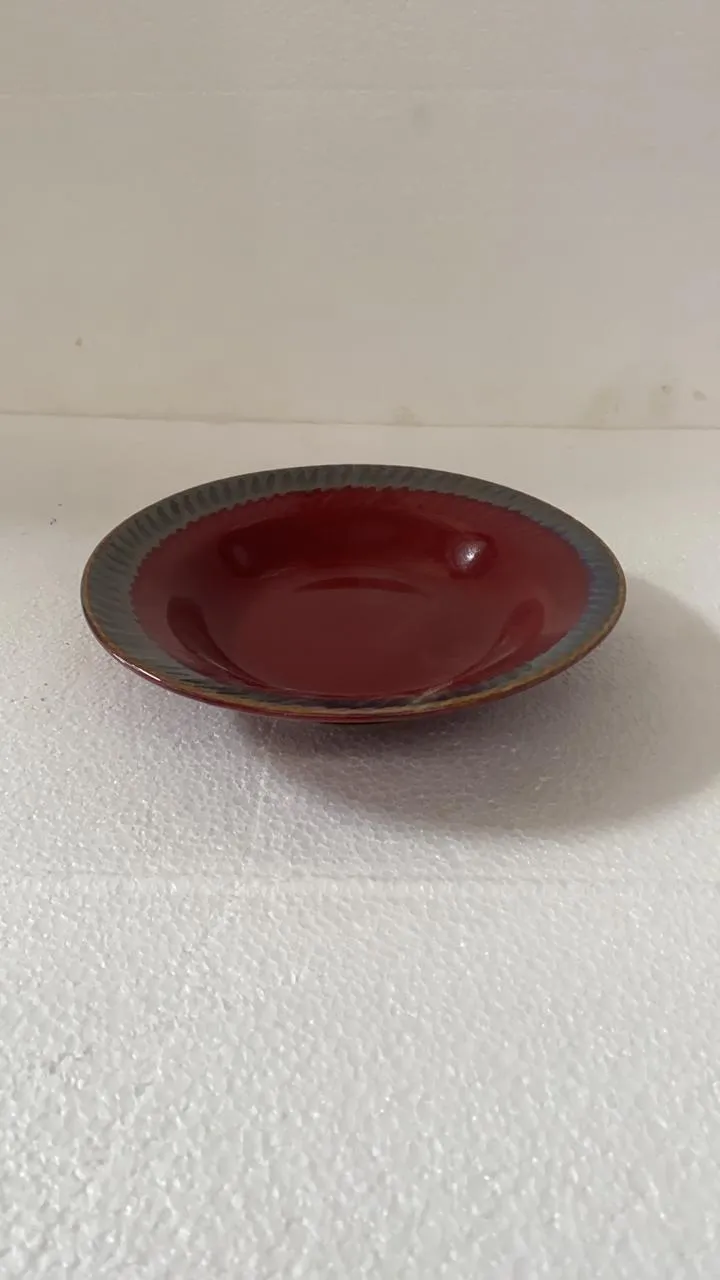 Prato fundo vermelho com borda escura