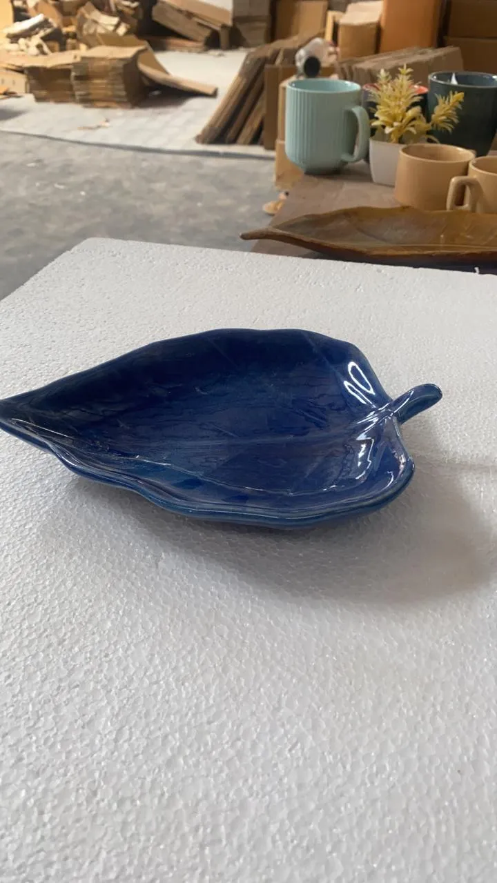 Prato folha com cabo azul