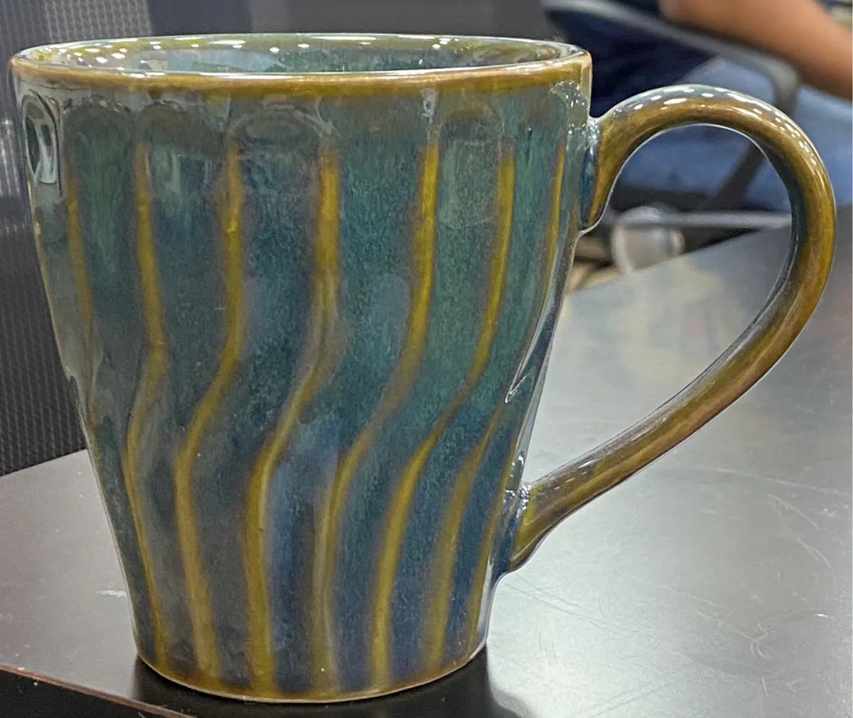 Caneca torcida azul com reflexos dourados