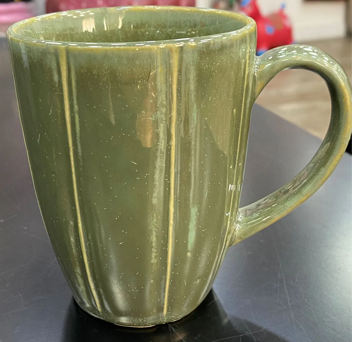 Caneca verde com frisos verticais