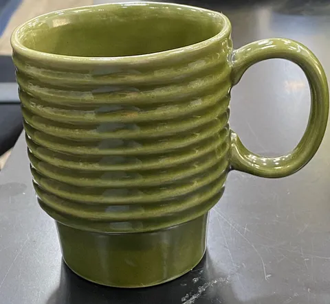 Caneca verde com anéis em relevo