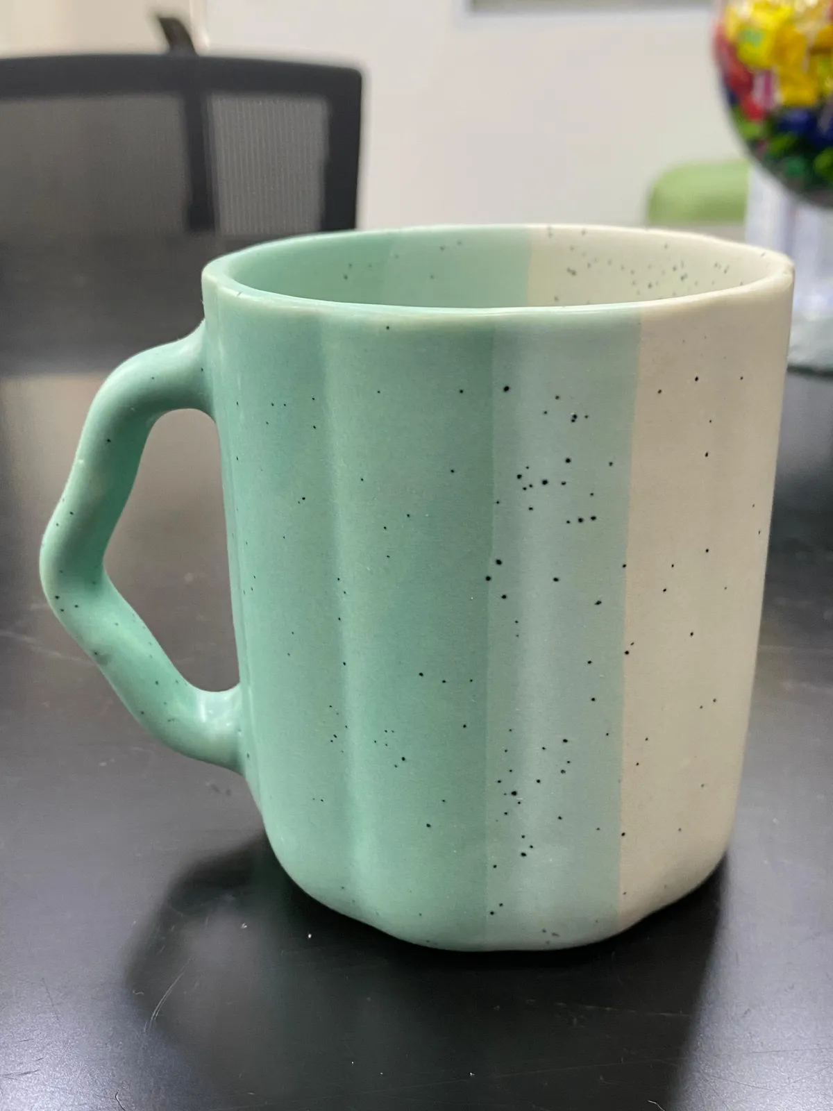 Caneca bicolor com alça ondulada