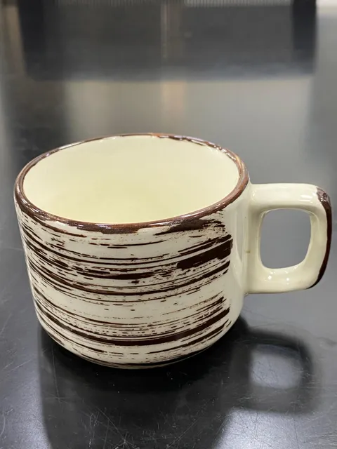 Xícara com pinceladas marrons