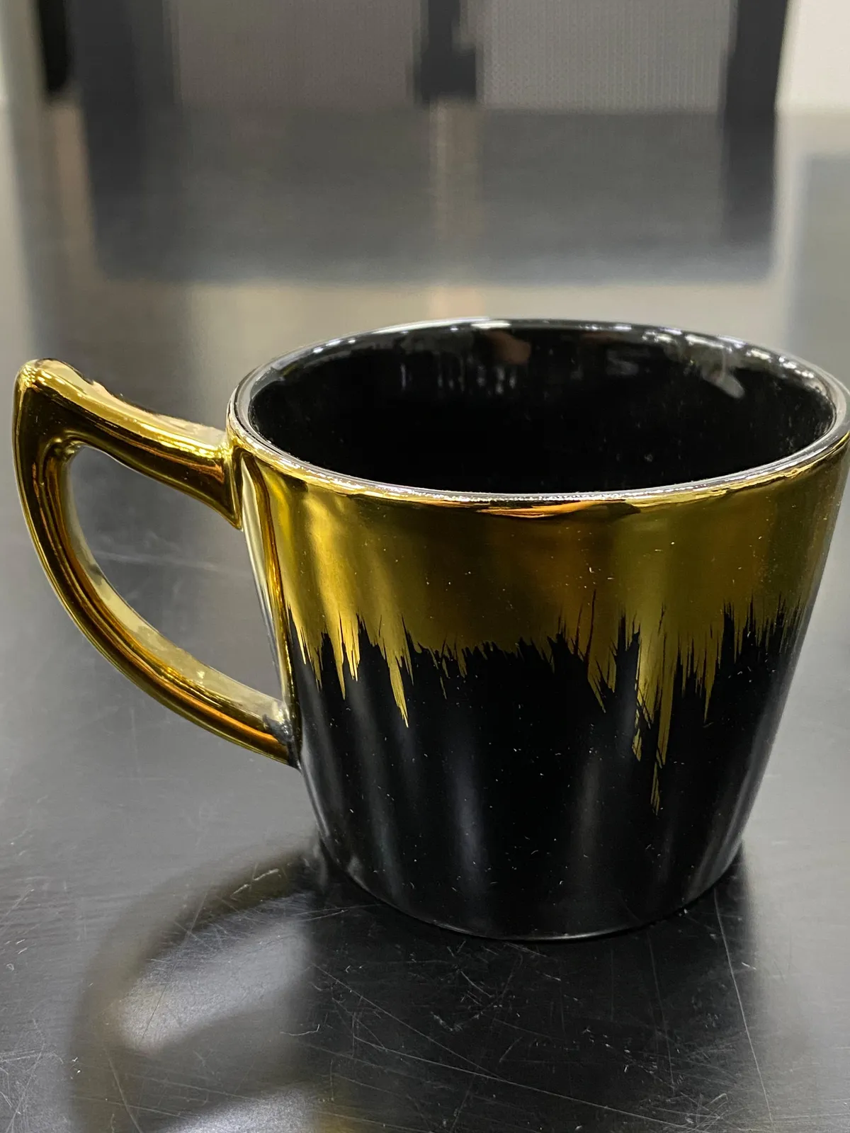 Caneca cônica preta com dourado e alça angular