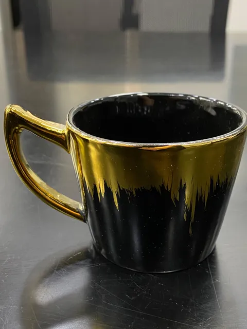 Caneca cônica preta com dourado e alça angular