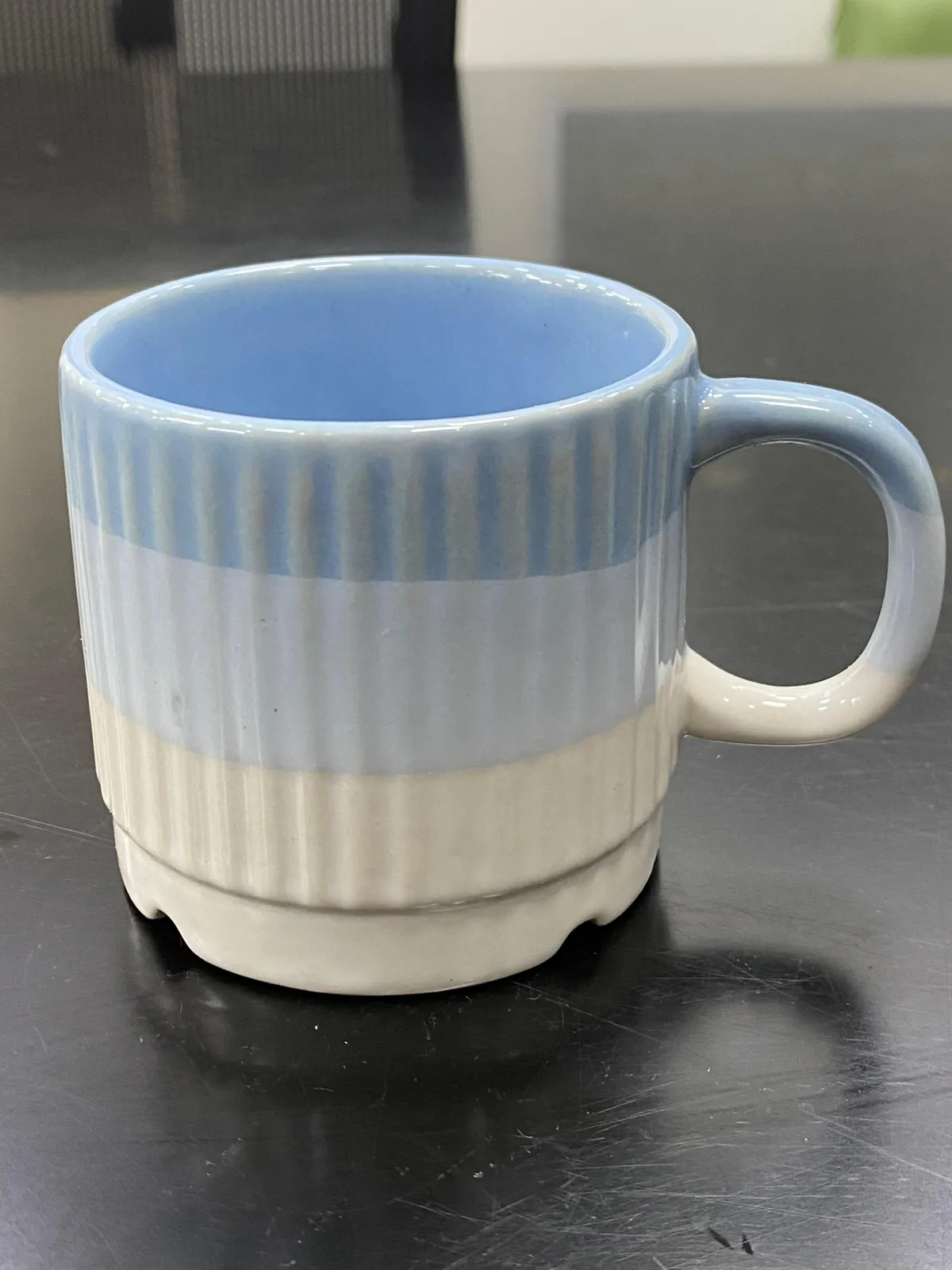 Xícara canelada bicolor azul