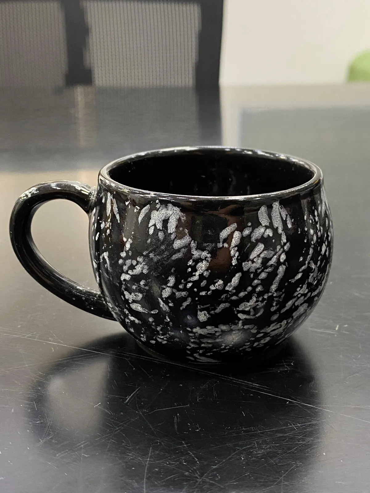 Caneca bojuda respingada