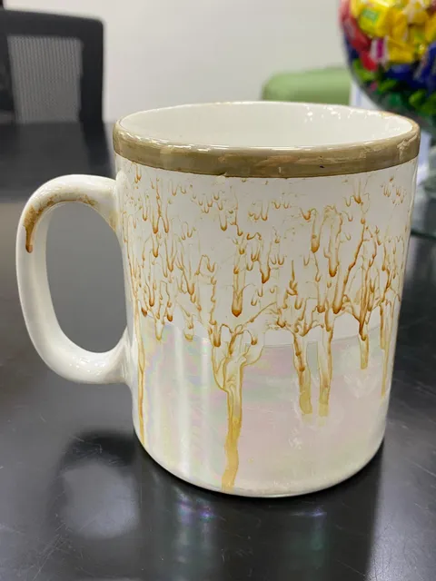 Caneca branca perolada com dourado escorrido