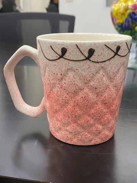 Caneca rosa com losangos e alça hexagonal