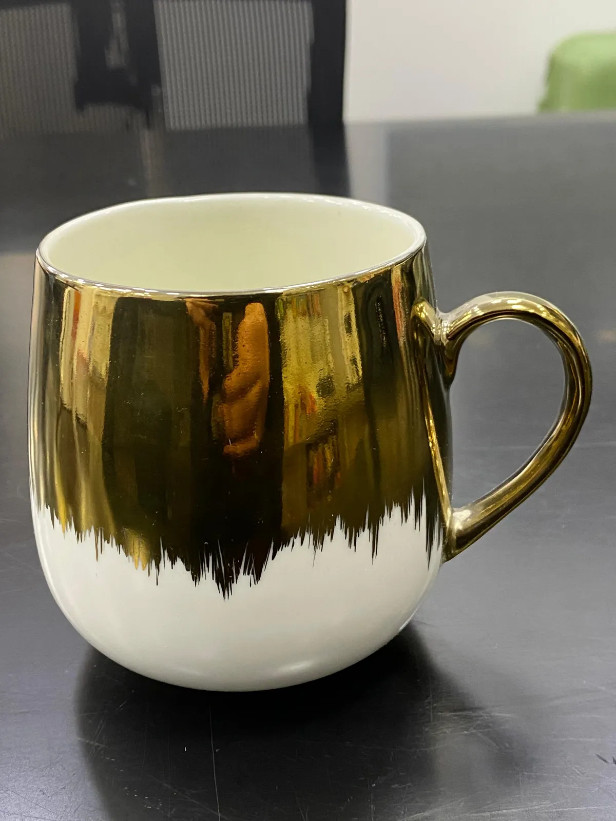 Caneca bojuda branca metalizada