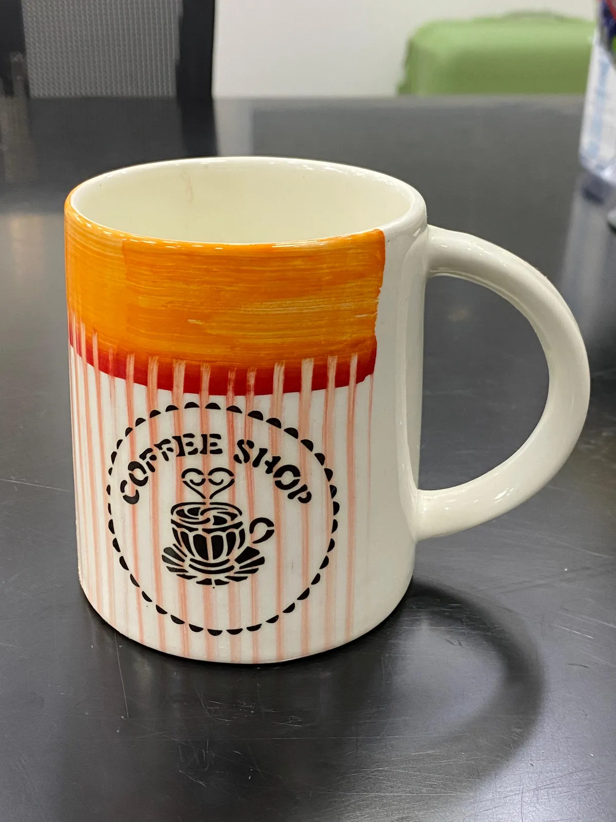 Caneca Coffee Shop listrada com laranja
