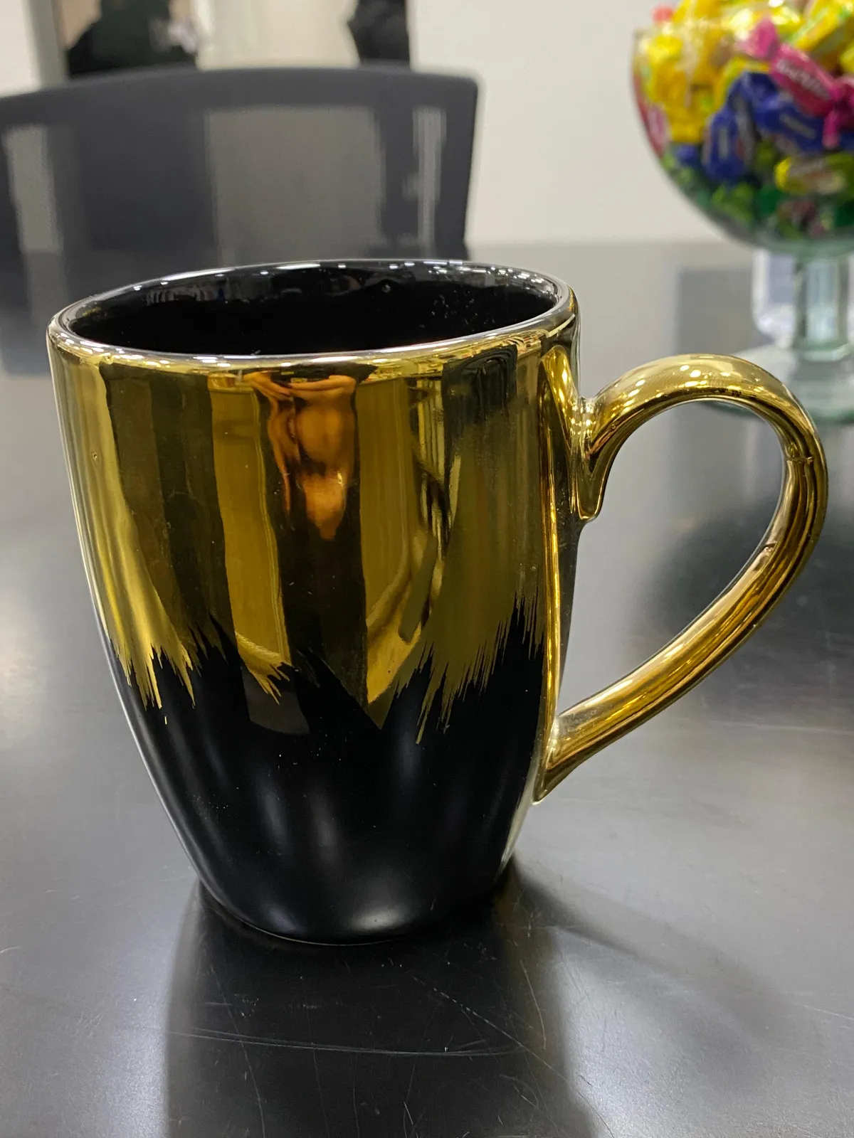 Caneca tulipa preta com dourado