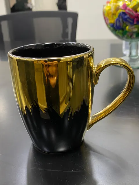 Caneca tulipa preta com dourado