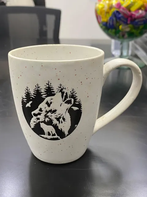 Caneca com lobo e floresta
