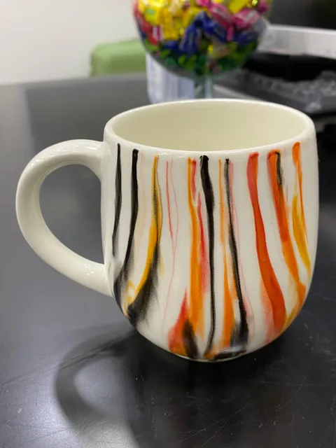 Caneca com listras laranja e preto