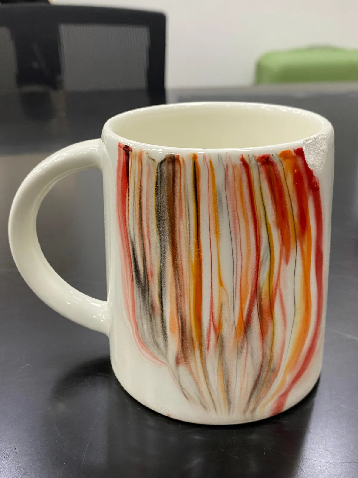 Caneca com listras escorridas coloridas