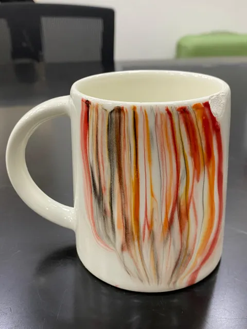 Caneca com listras escorridas coloridas