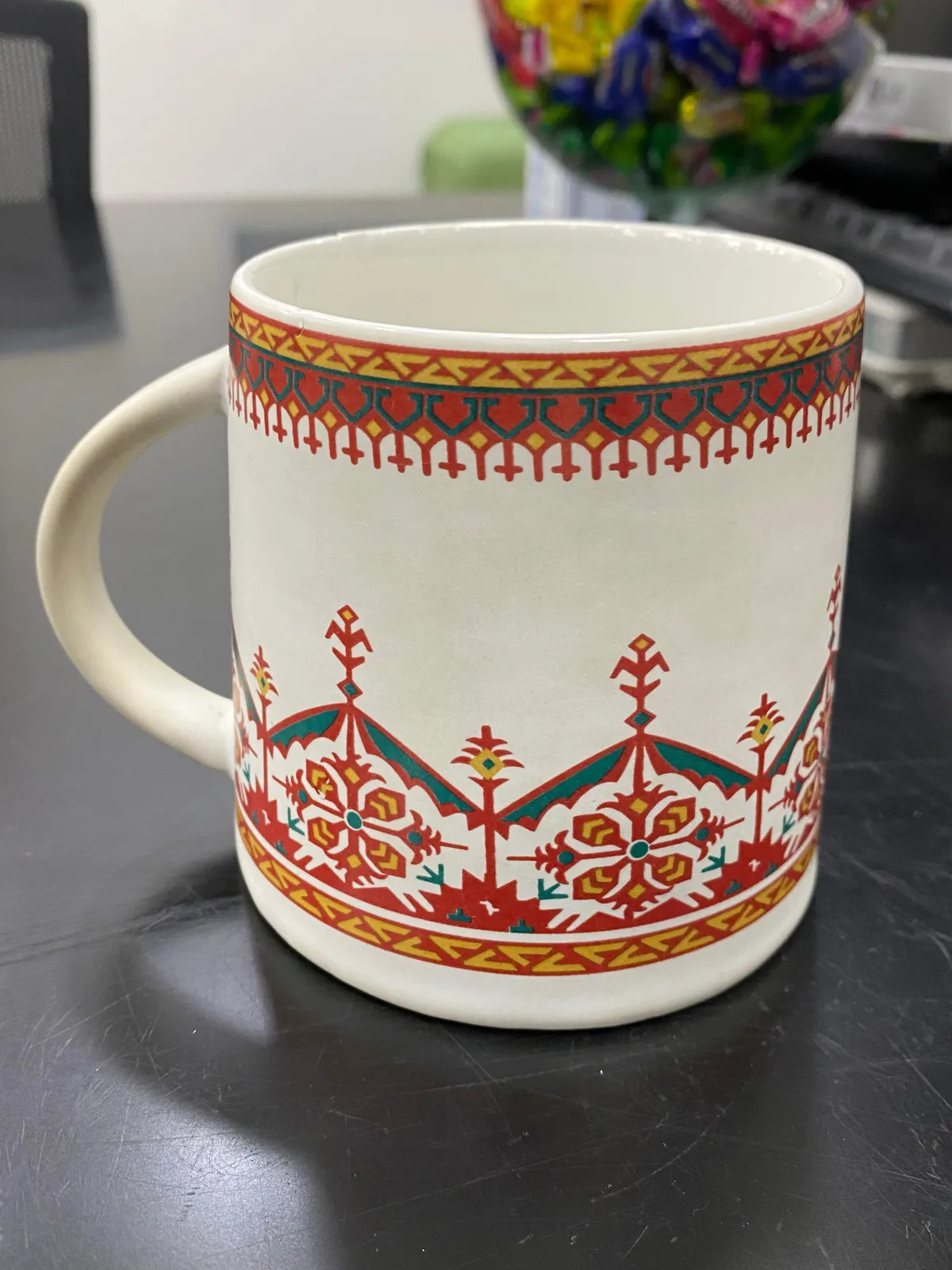 Caneca com estampa étnica vermelha