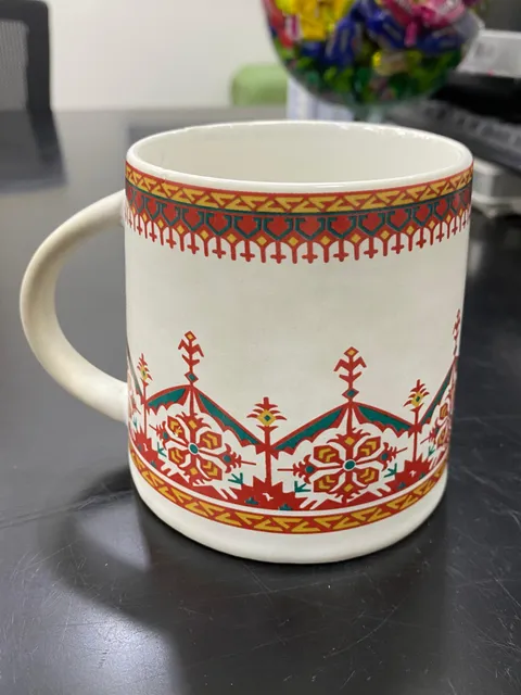 Caneca com estampa étnica vermelha