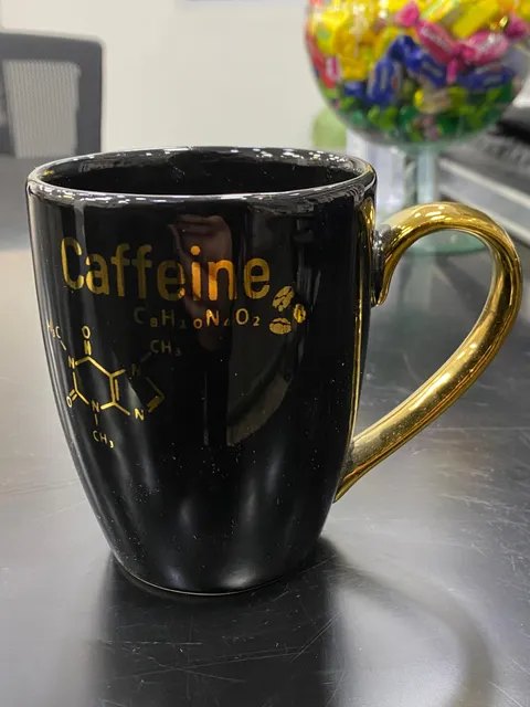 Caneca preta Caffeine com dourado