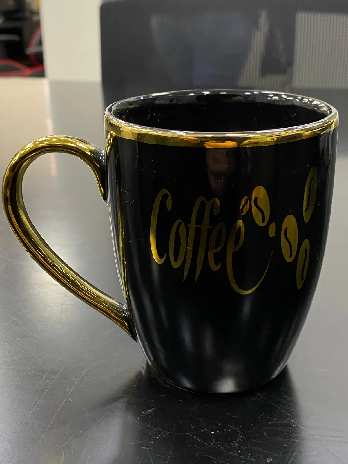 Caneca preta Coffee com dourado