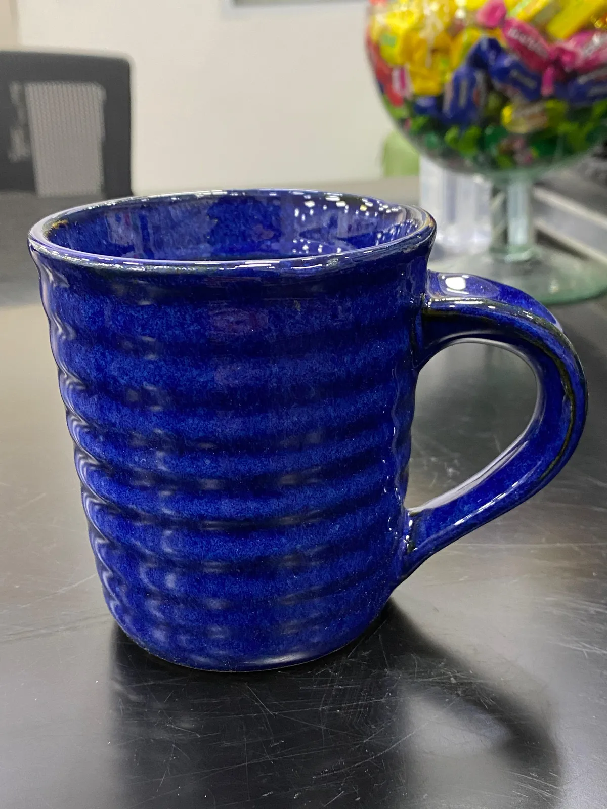 Caneca azul com anéis