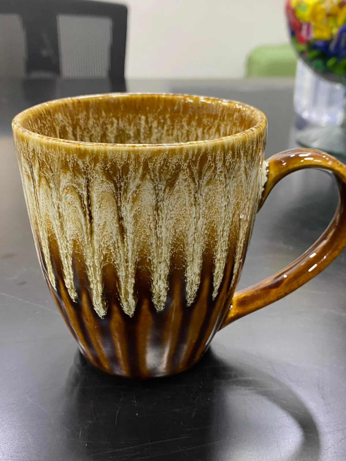 Caneca canelada com esmalte escorrido