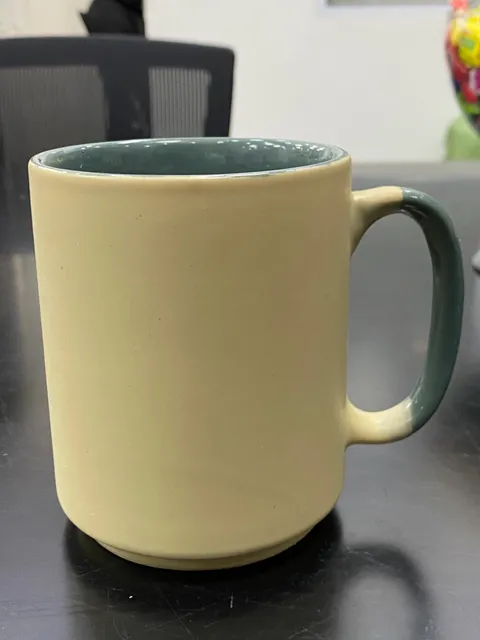 Caneca creme com interior verde