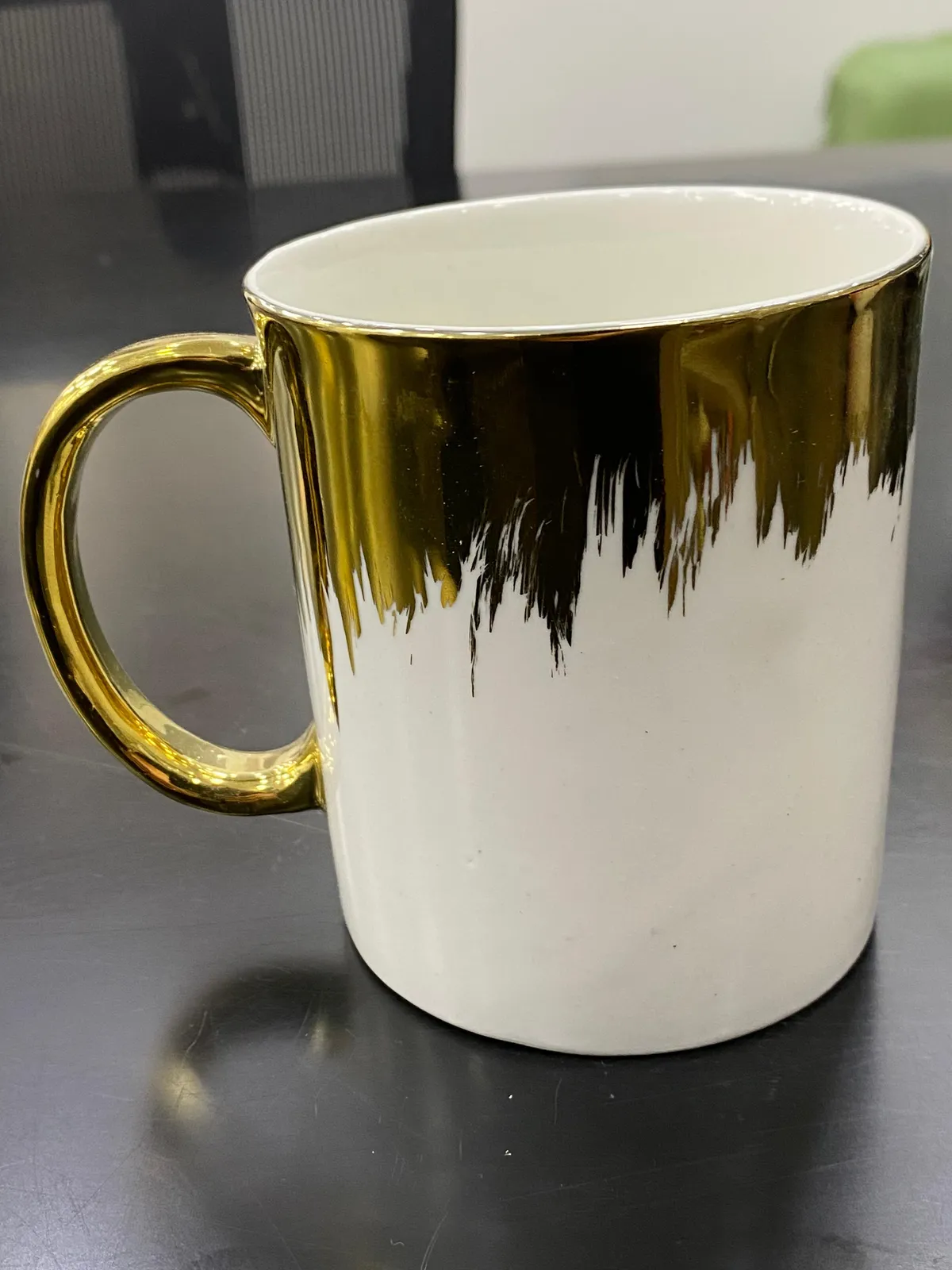 Caneca cilíndrica branca com dourado