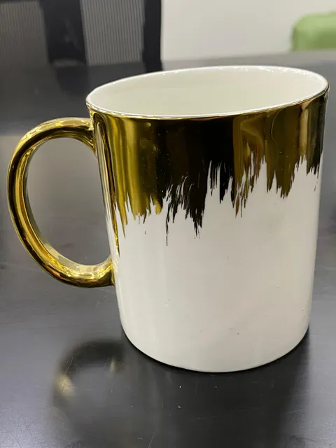 Caneca cilíndrica branca com dourado