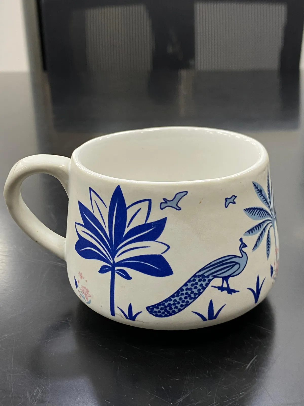 Caneca bojuda com pavão azul